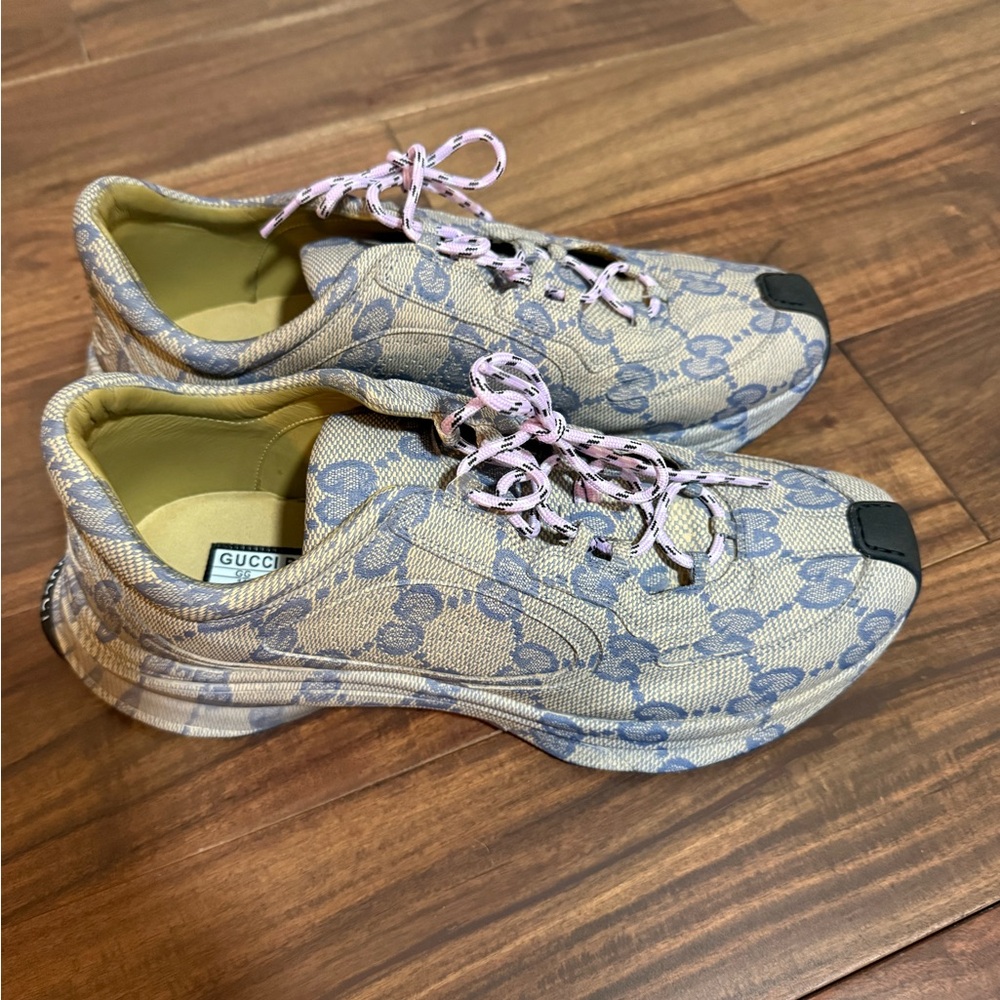 Gucci Beige and Blue Patterned Sneakers with Pink Laces